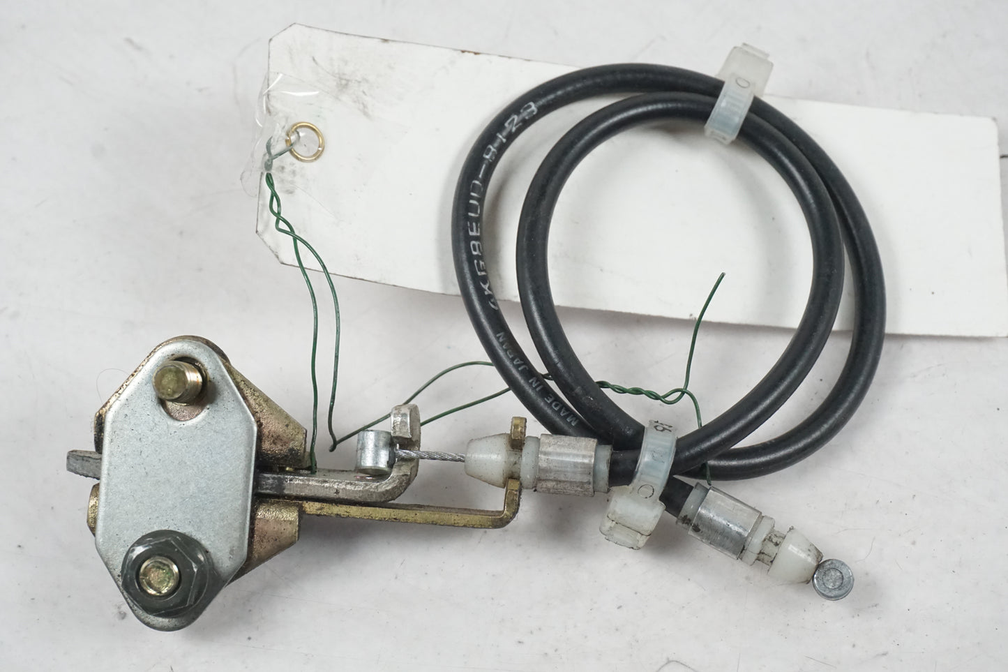 Baksidan på Sadellåsmekanism från en Yamaha XJR 1300 -1999 motorcykel.