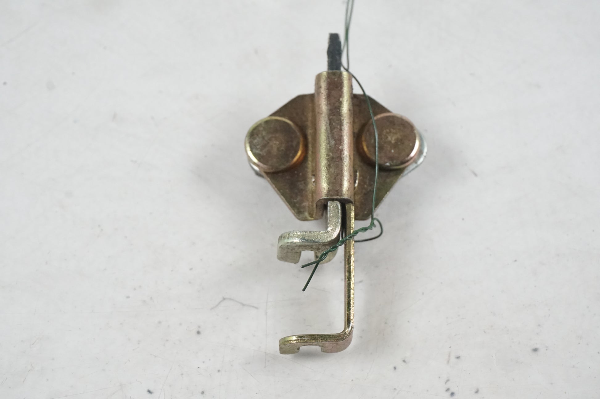 Framsidan på Sadellåsmekanism från en Yamaha YZF 1000 R -1998 motorcykel.