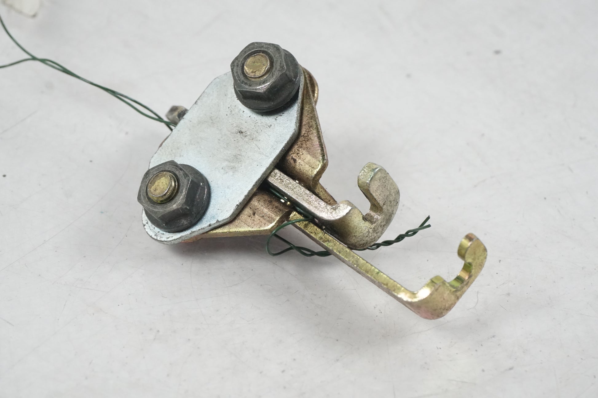 Baksidan på Sadellåsmekanism från en Yamaha YZF 1000 R -1998 motorcykel.