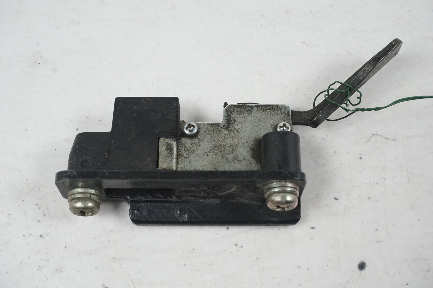 Framsidan på Sadellåsmekanism från en Yamaha XJ 600 -1984 motorcykel.