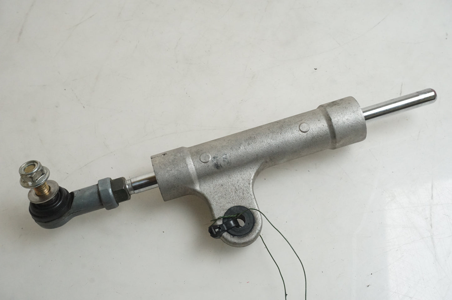 Framsidan på Styrdämpare från en Suzuki GSX-R 1000 -2001 motorcykel.