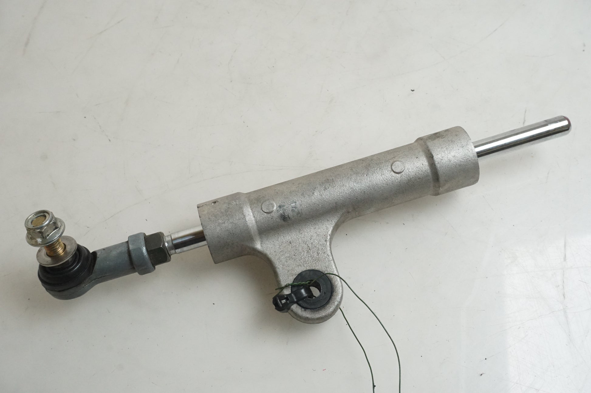 Framsidan på Styrdämpare från en Suzuki GSX-R 1000 -2001 motorcykel.