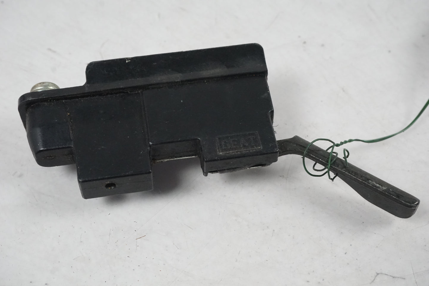 Baksidan på Sadellåsmekanism från en Yamaha XJ 600 -1984 motorcykel.