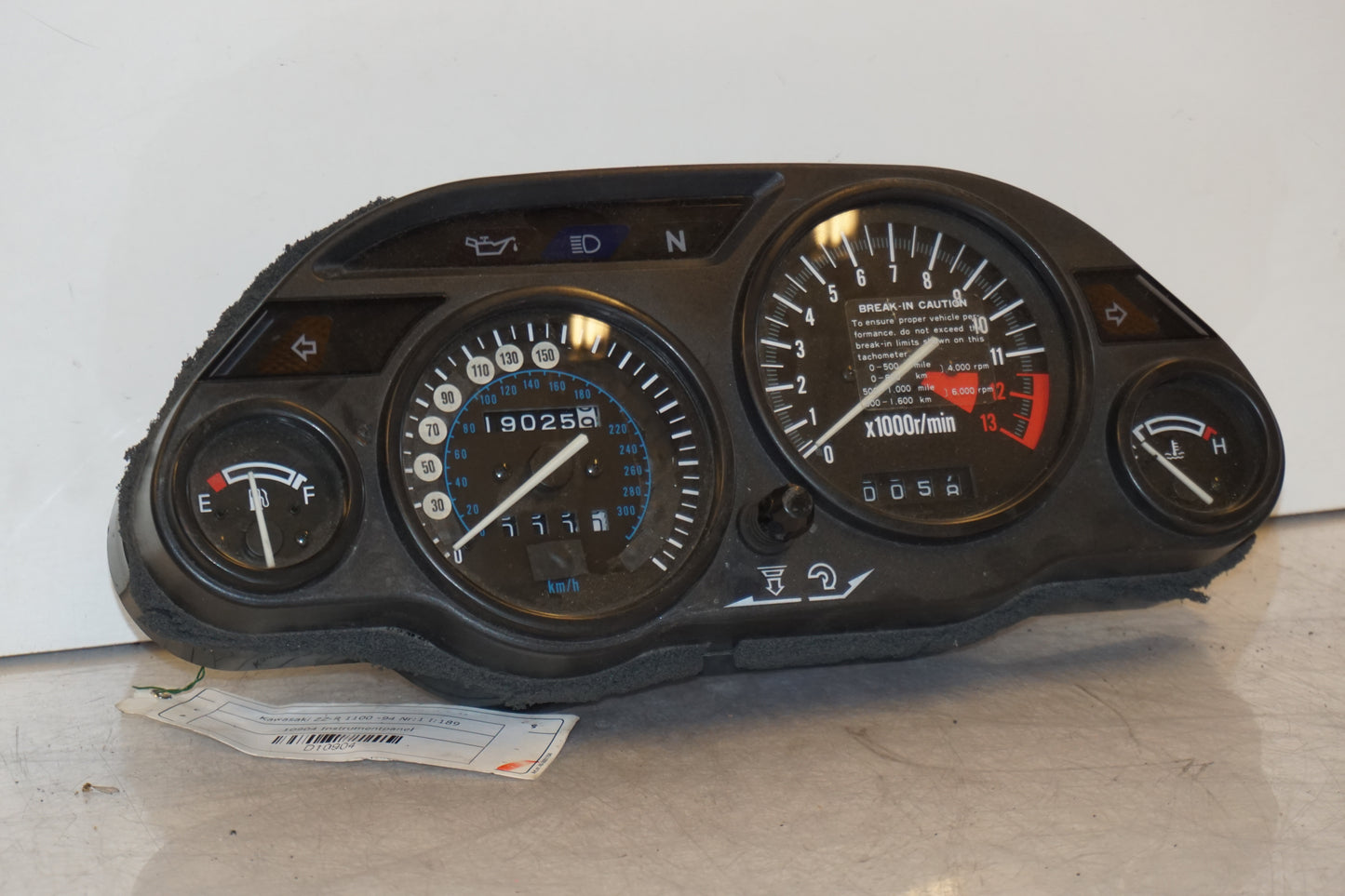 Framsidan på Instrumentpanel från en Kawasaki ZZR 1100 -1994 motorcykel.