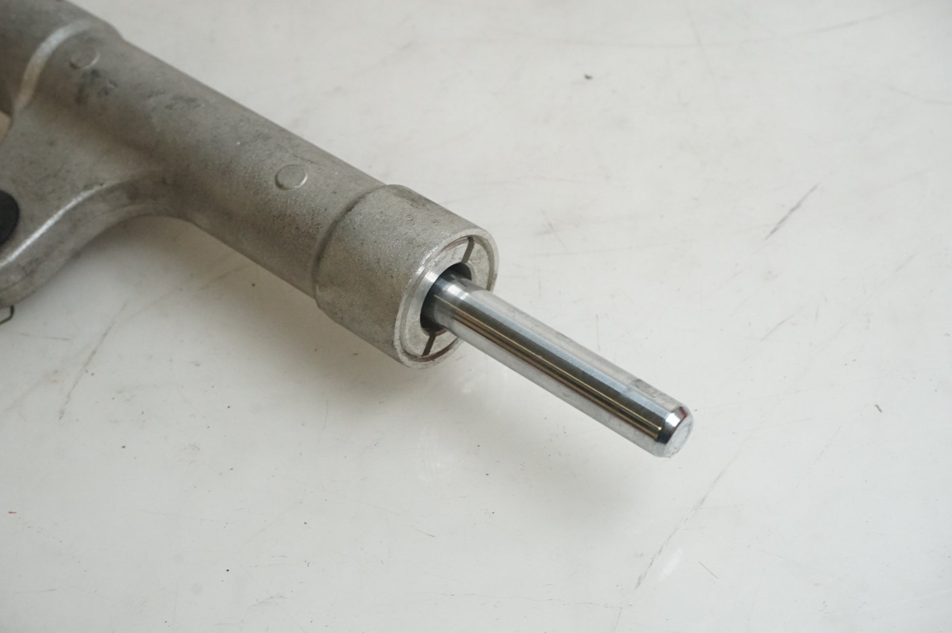 Höger sida på Styrdämpare från en Suzuki GSX-R 1000 -2001 motorcykel.