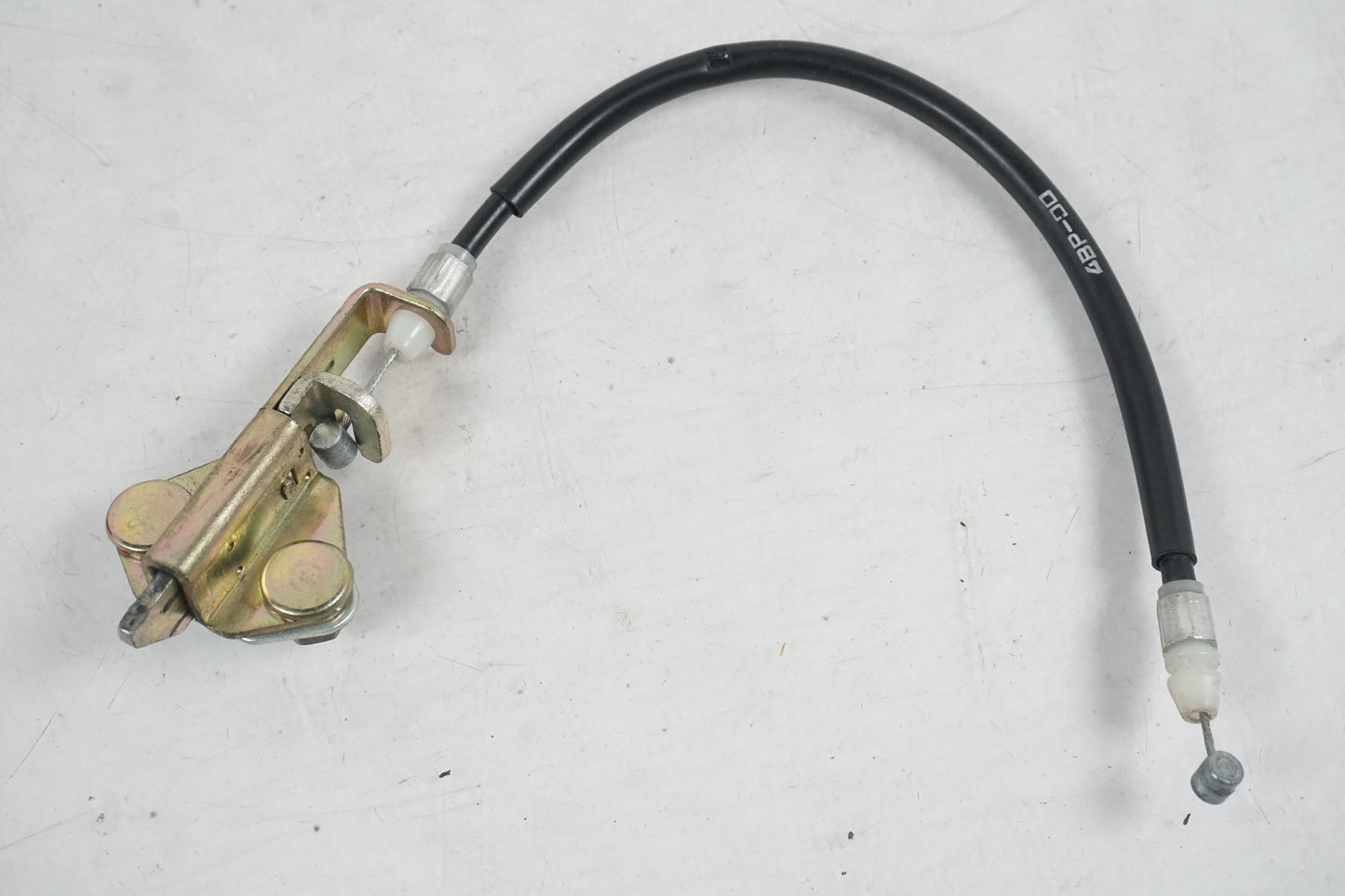 Framsidan på Sadellåsmekanism från en Yamaha YZF 1000 R -1998 motorcykel.