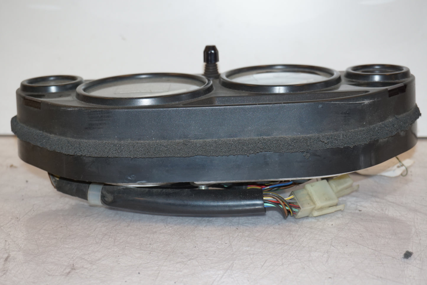 Vänster sida på Instrumentpanel från en Kawasaki ZZR 1100 -1994 motorcykel.