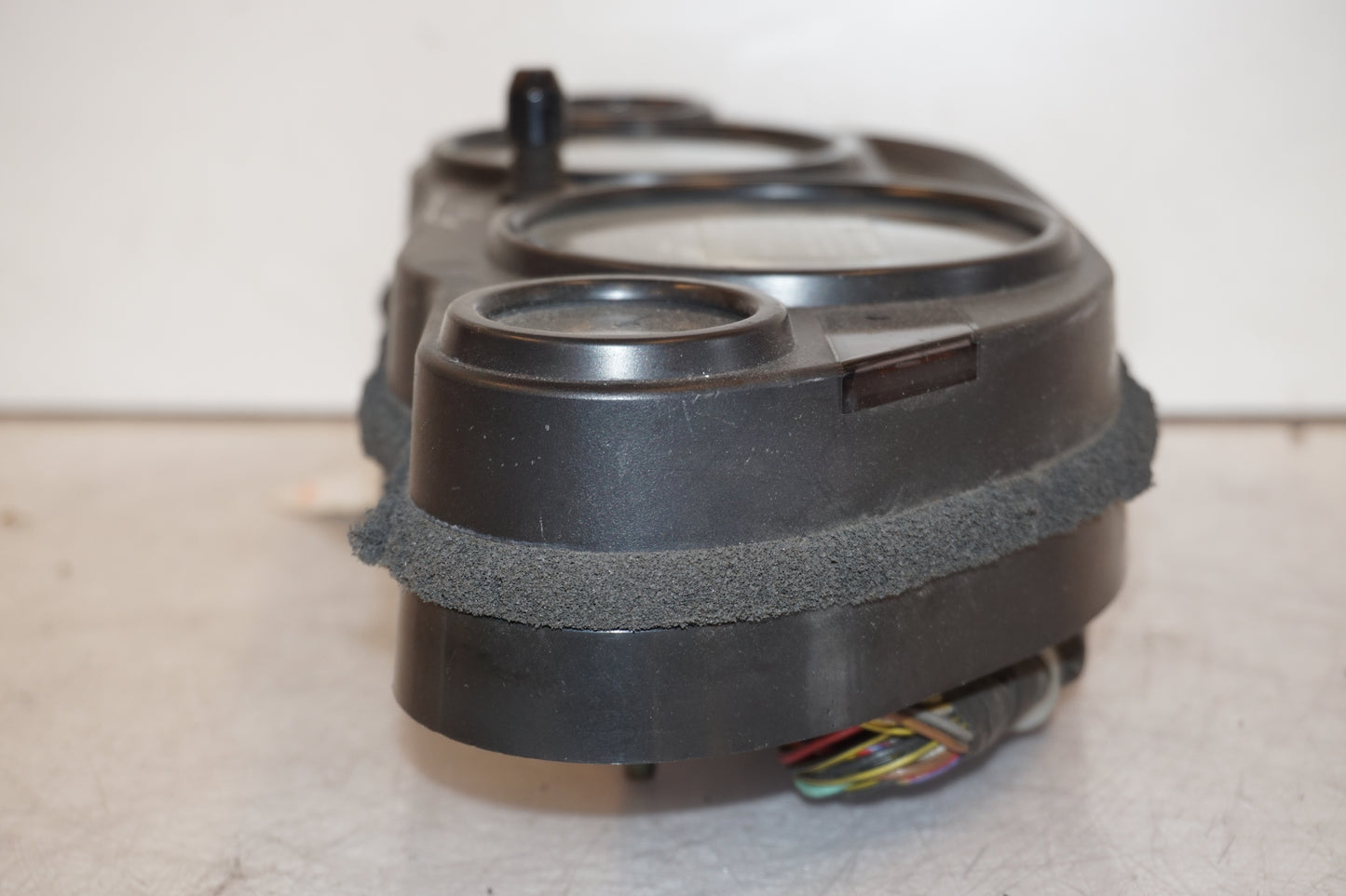 Snett uppifrån på Instrumentpanel från en Kawasaki ZZR 1100 -1994 motorcykel.