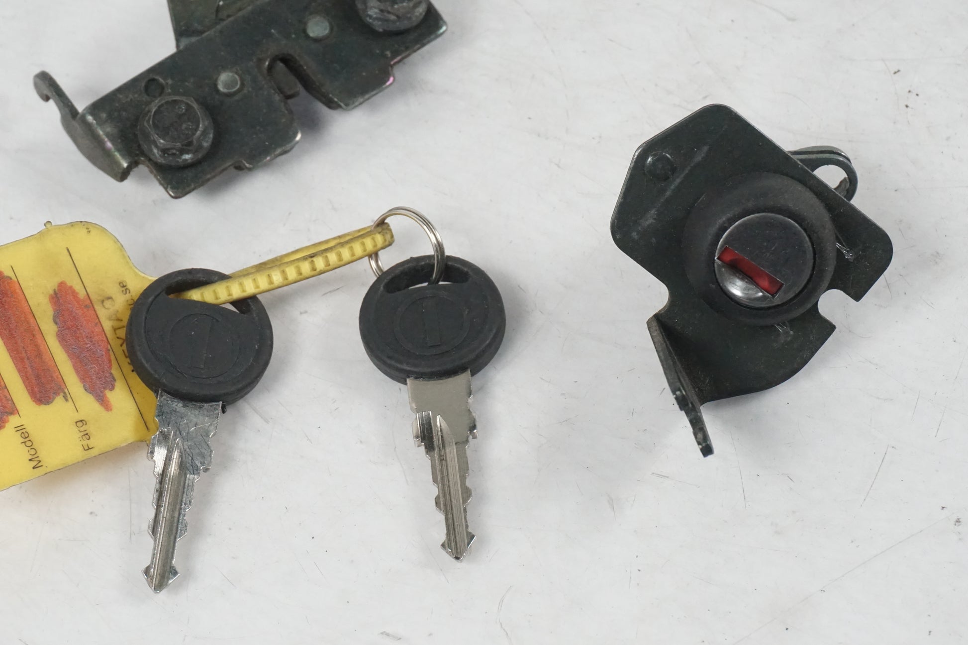 Baksidan på Sadellåsmekanism från en Yamaha BT 1100 -2002 motorcykel.