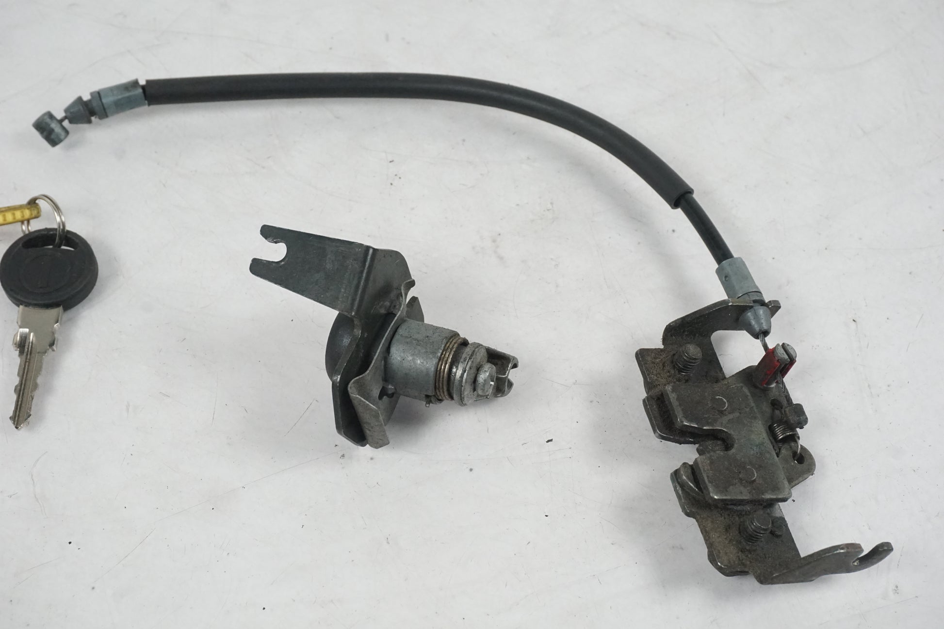 Höger sida på Sadellåsmekanism från en Yamaha BT 1100 -2002 motorcykel.