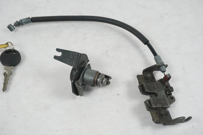 Höger sida på Sadellåsmekanism från en Yamaha BT 1100 -2002 motorcykel.