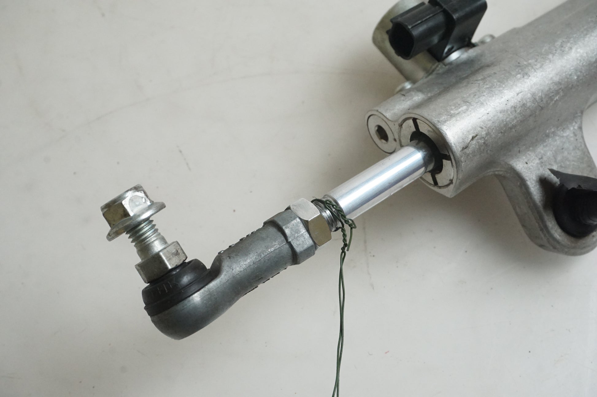 Baksidan på Styrdämpare från en Suzuki GSX-R 1000 -2007 motorcykel.