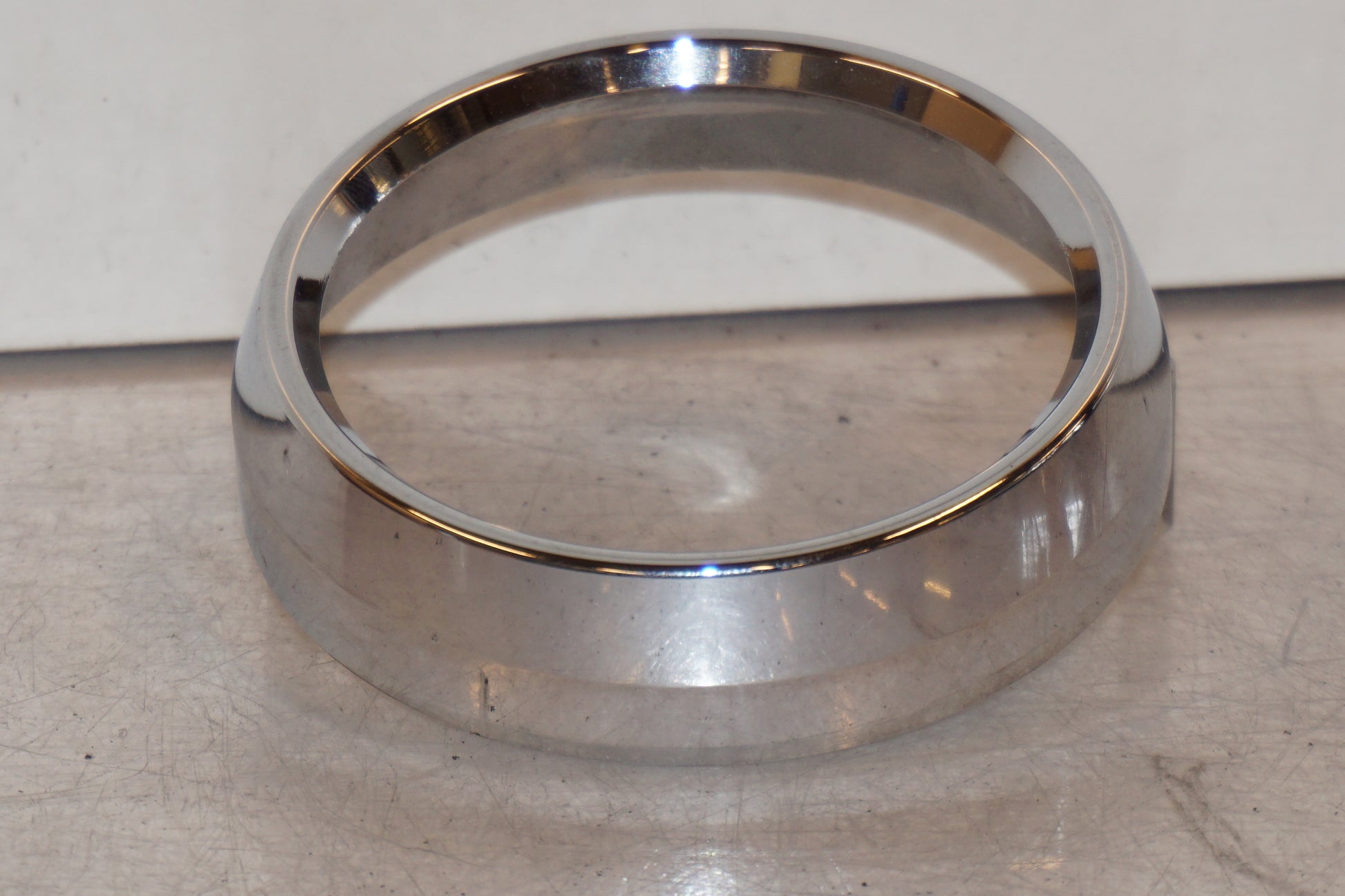 Vänster sida på Kromring från en Kawasaki ER 5 -1998 motorcykel.