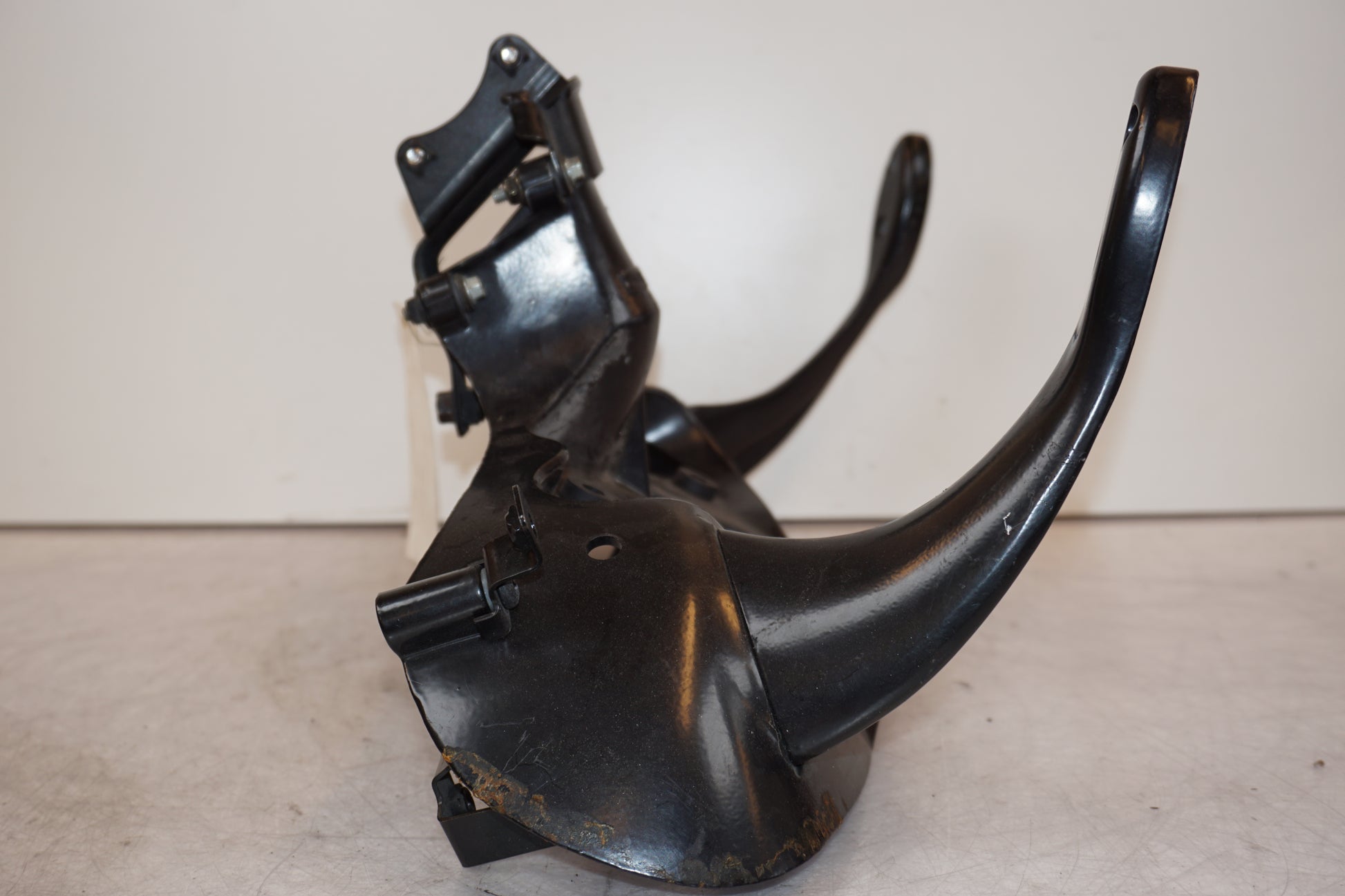 Baksidan på Toppkåpstag från en Triumph Daytona T 595 -1998 motorcykel.