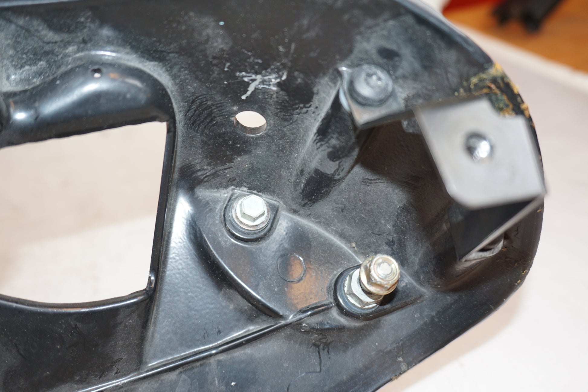 Snett nerifrån på Toppkåpstag från en Triumph Daytona T 595 -1998 motorcykel.