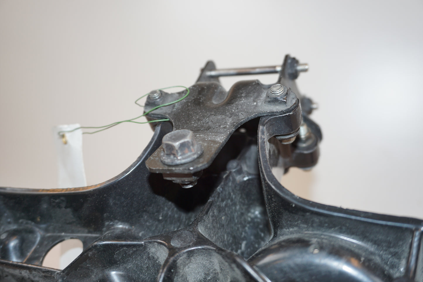 Extrabild1 på Toppkåpstag från en Triumph Daytona T 595 -1998 motorcykel.