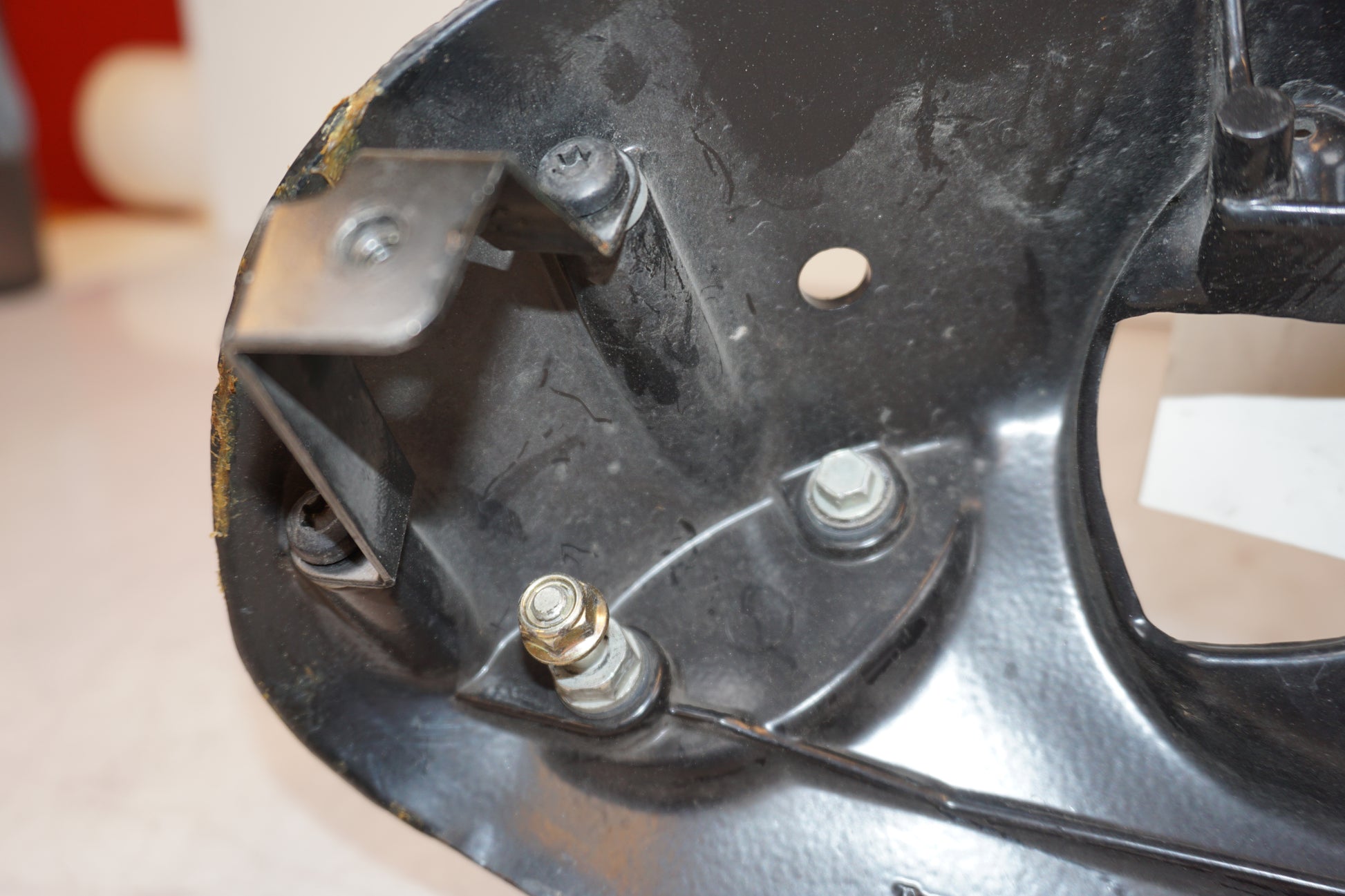 Extrabild2 på Toppkåpstag från en Triumph Daytona T 595 -1998 motorcykel.