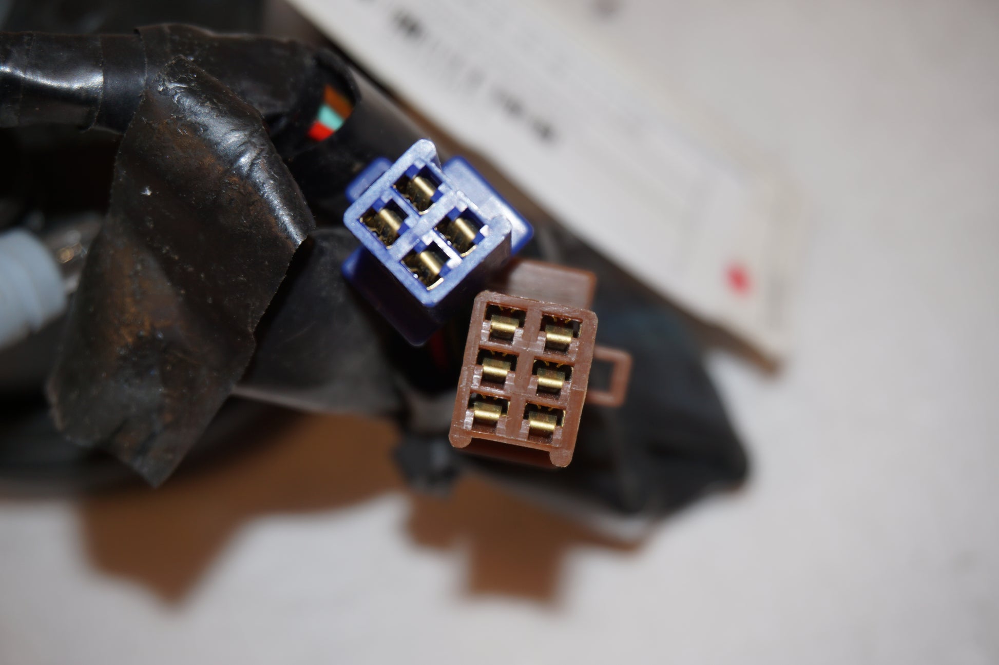 Snett nerifrån på Hastighetsmätare från en Kawasaki KDX 125 -1991 motorcykel.