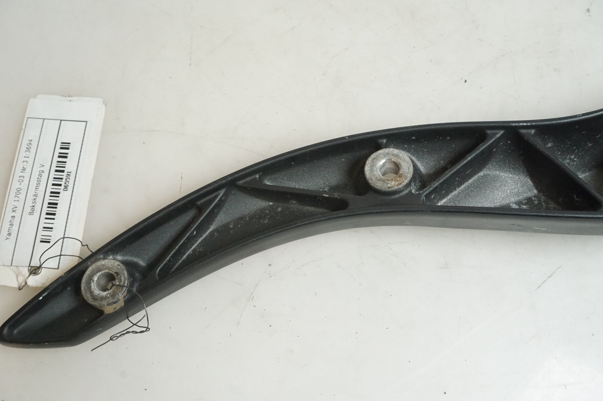 Vänster sida på Bakskärmstag från en Yamaha XV 1700 -2003 motorcykel.