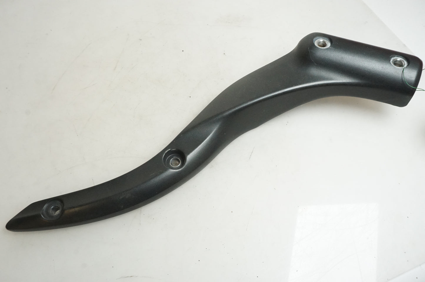 Framsidan på Bakskärmstag från en Yamaha XV 1700 -2003 motorcykel.