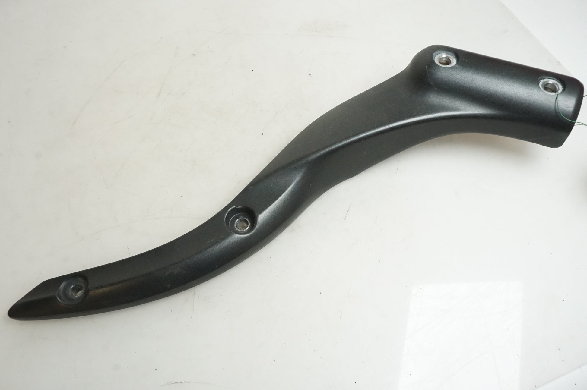 Framsidan på Bakskärmstag från en Yamaha XV 1700 -2003 motorcykel.