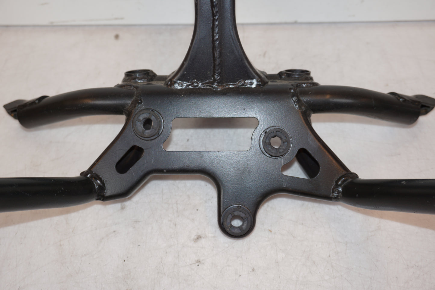 Snett uppifrån på Toppkåpstag från en Triumph Sprint RS -2004 motorcykel.