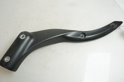 Framsidan på Bakskärmstag från en Yamaha XV 1700 -2003 motorcykel.