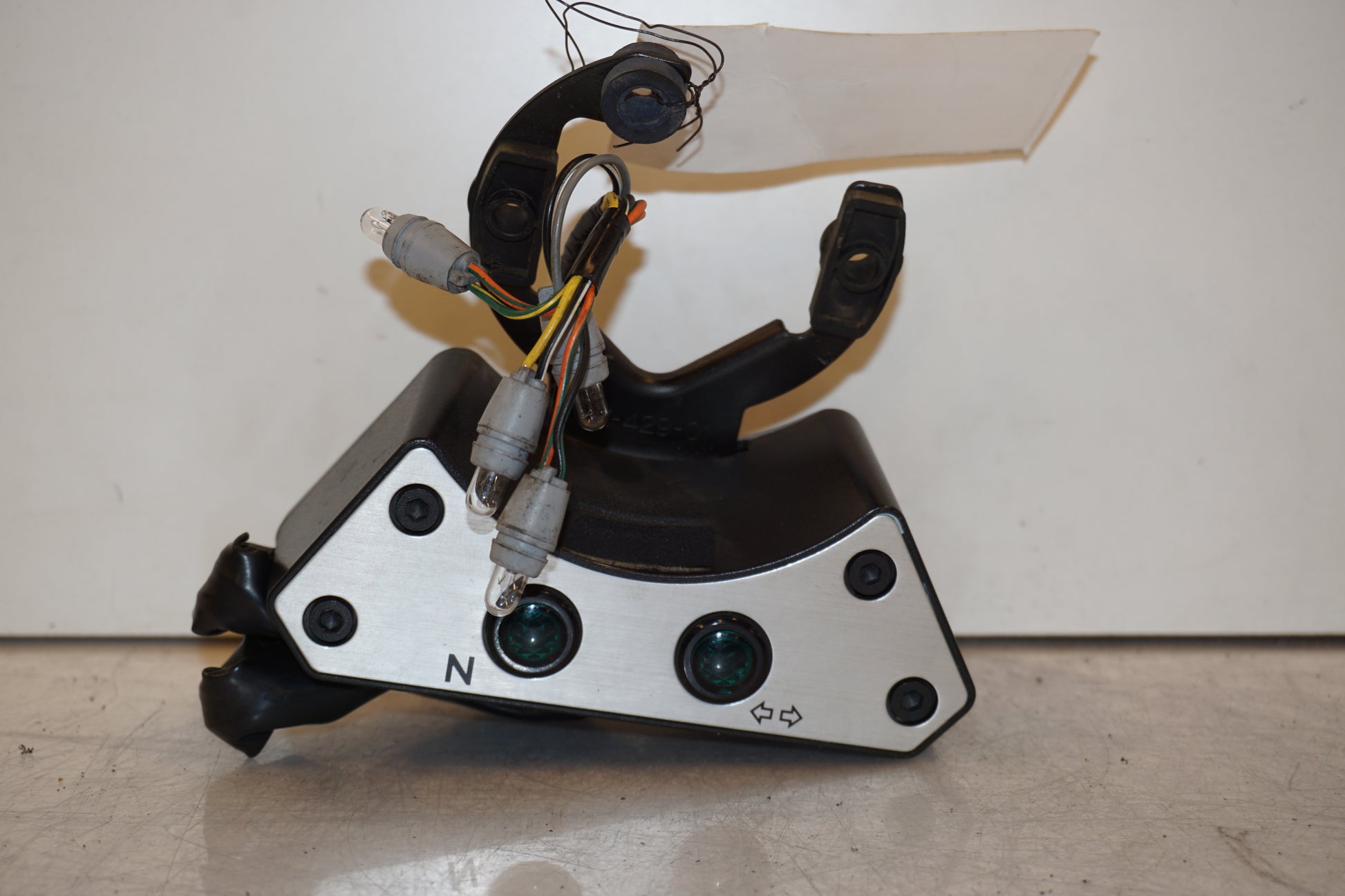 Framsidan på Kontrollamppanel från en Suzuki VZ 800 -2002 motorcykel.