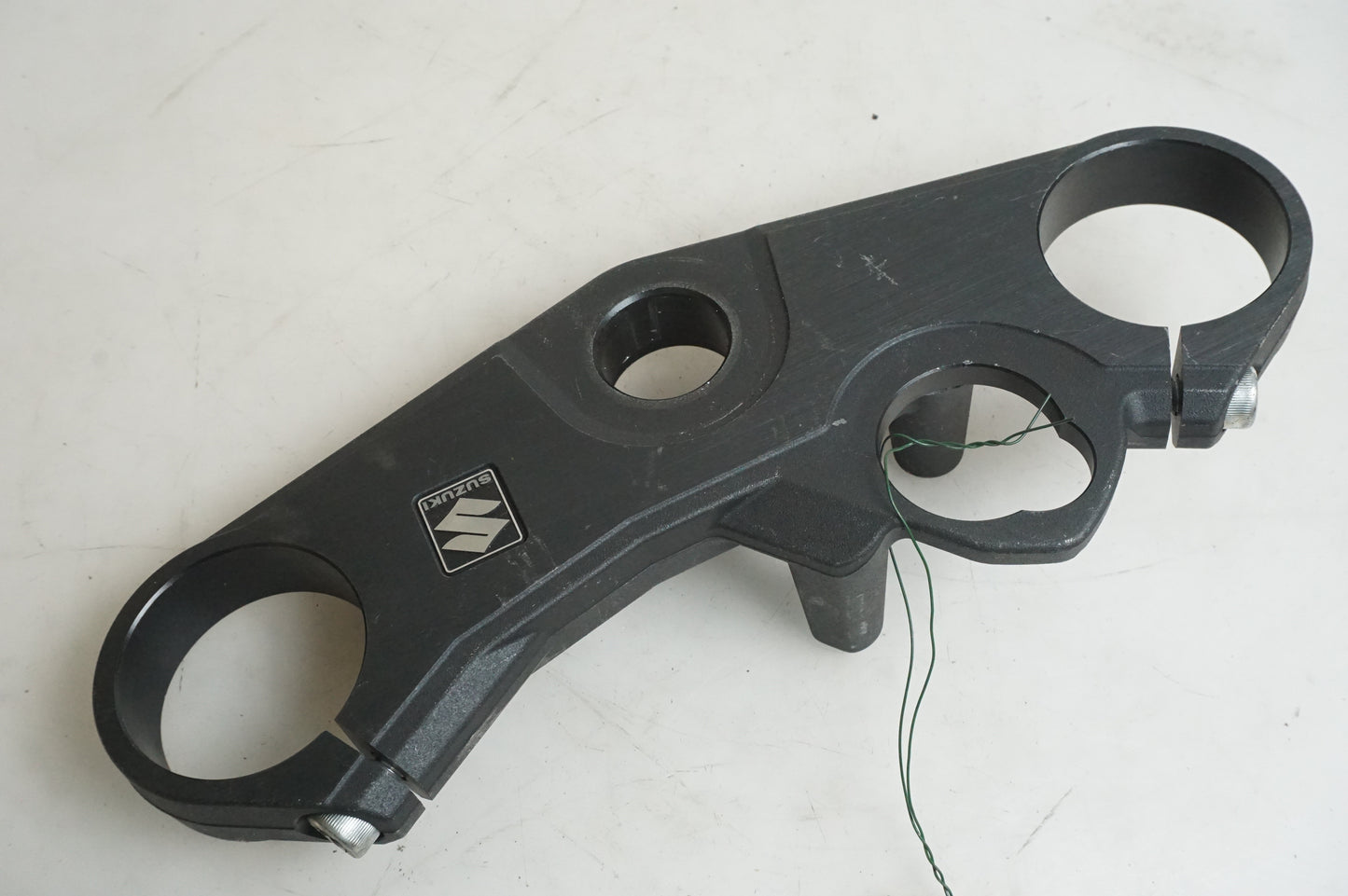 Framsidan på Gaffelkrona från en Suzuki GSX-R 1000 -2008 motorcykel.