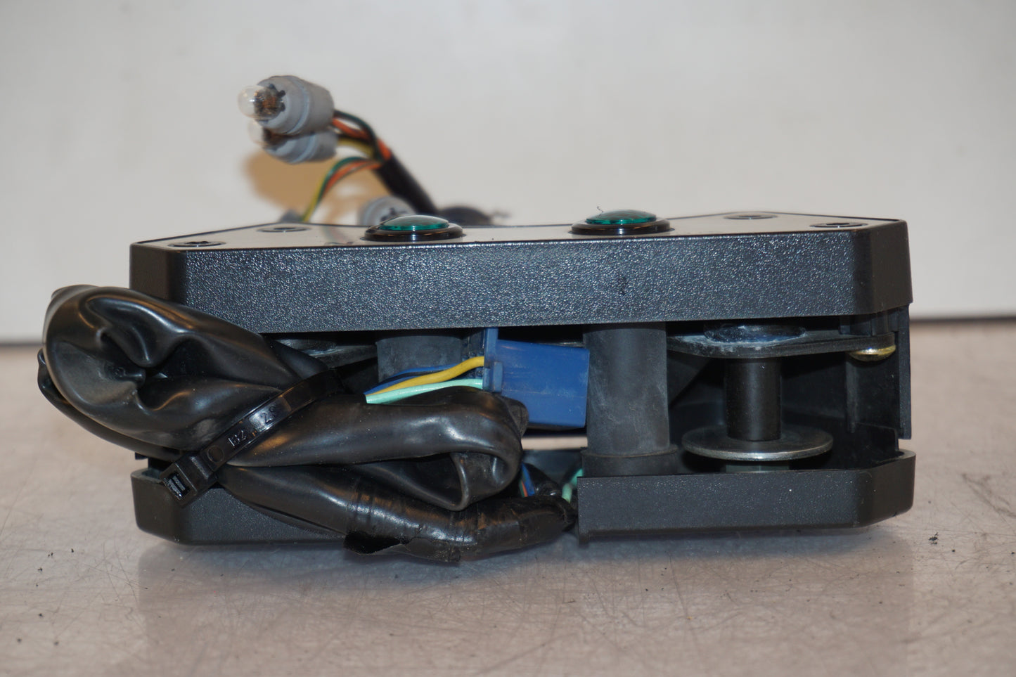 Baksidan på Kontrollamppanel från en Suzuki VZ 800 -2002 motorcykel.