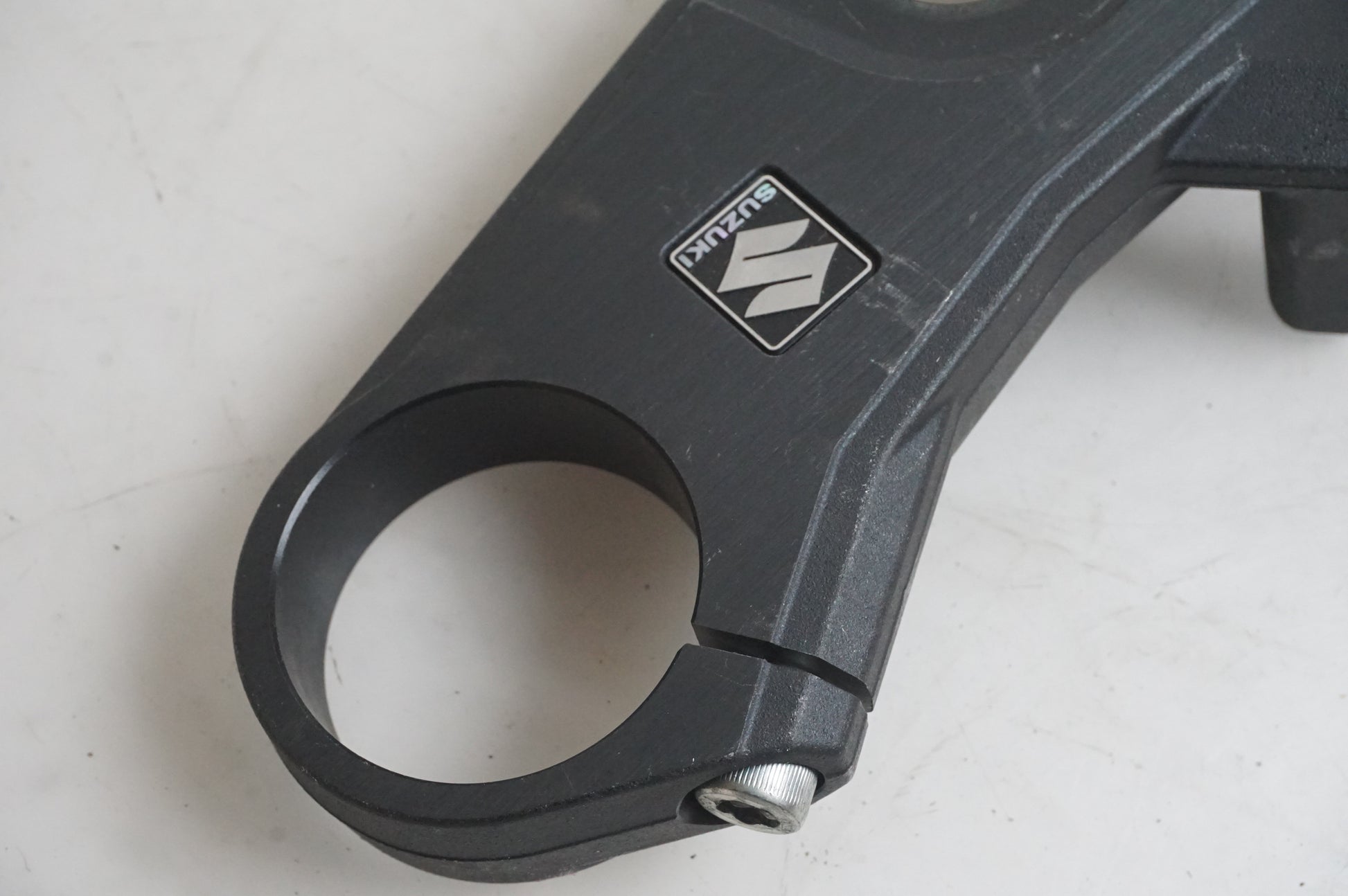 Baksidan på Gaffelkrona från en Suzuki GSX-R 1000 -2008 motorcykel.