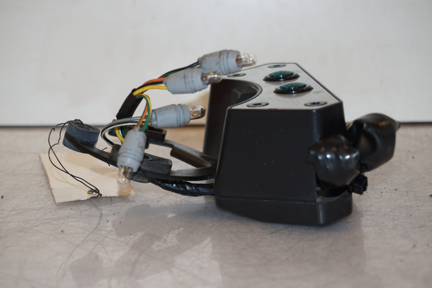 Höger sida på Kontrollamppanel från en Suzuki VZ 800 -2002 motorcykel.