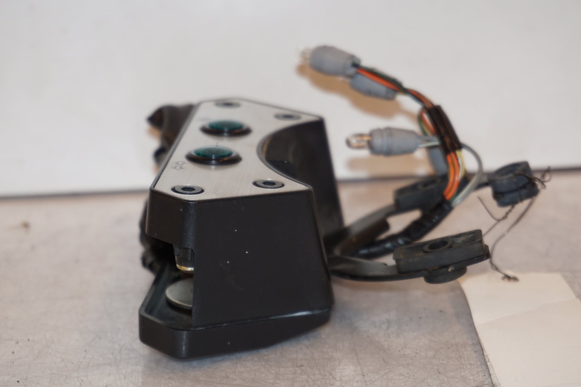 Snett uppifrån på Kontrollamppanel från en Suzuki VZ 800 -2002 motorcykel.