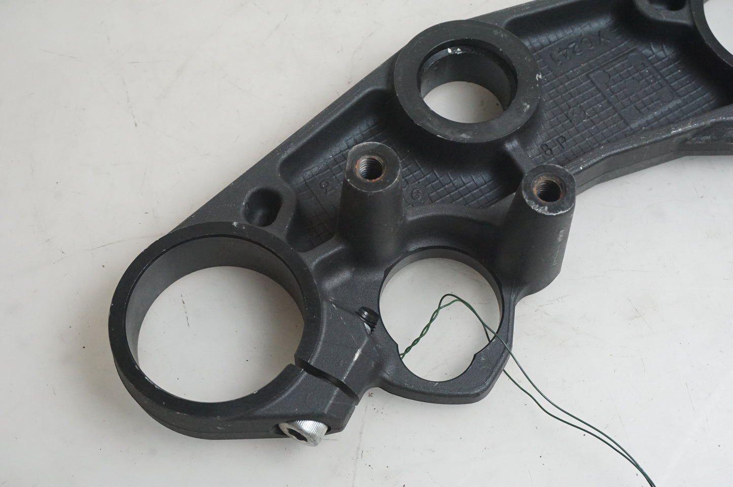 Snett uppifrån på Gaffelkrona från en Suzuki GSX-R 1000 -2008 motorcykel.