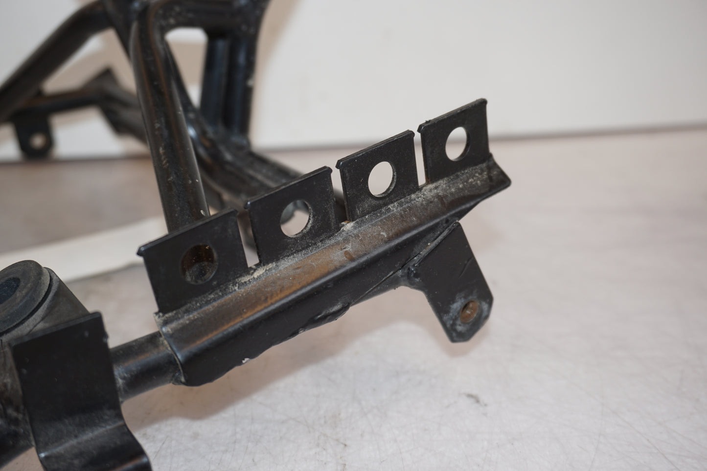 Snett nerifrån på Toppkåpstag från en Triumph Tiger -2002 motorcykel.