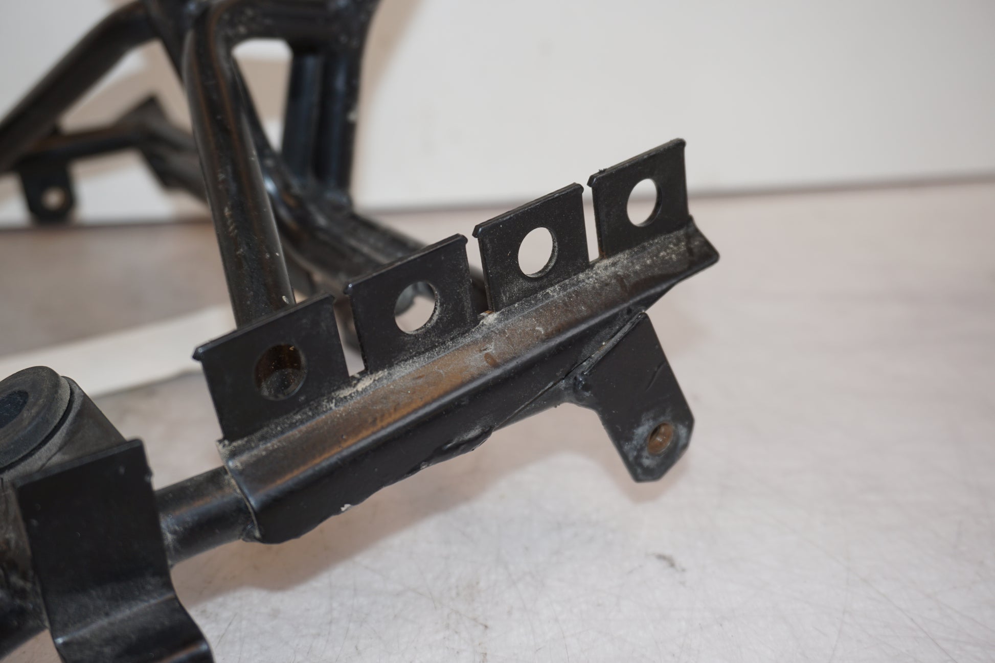 Snett nerifrån på Toppkåpstag från en Triumph Tiger -2002 motorcykel.