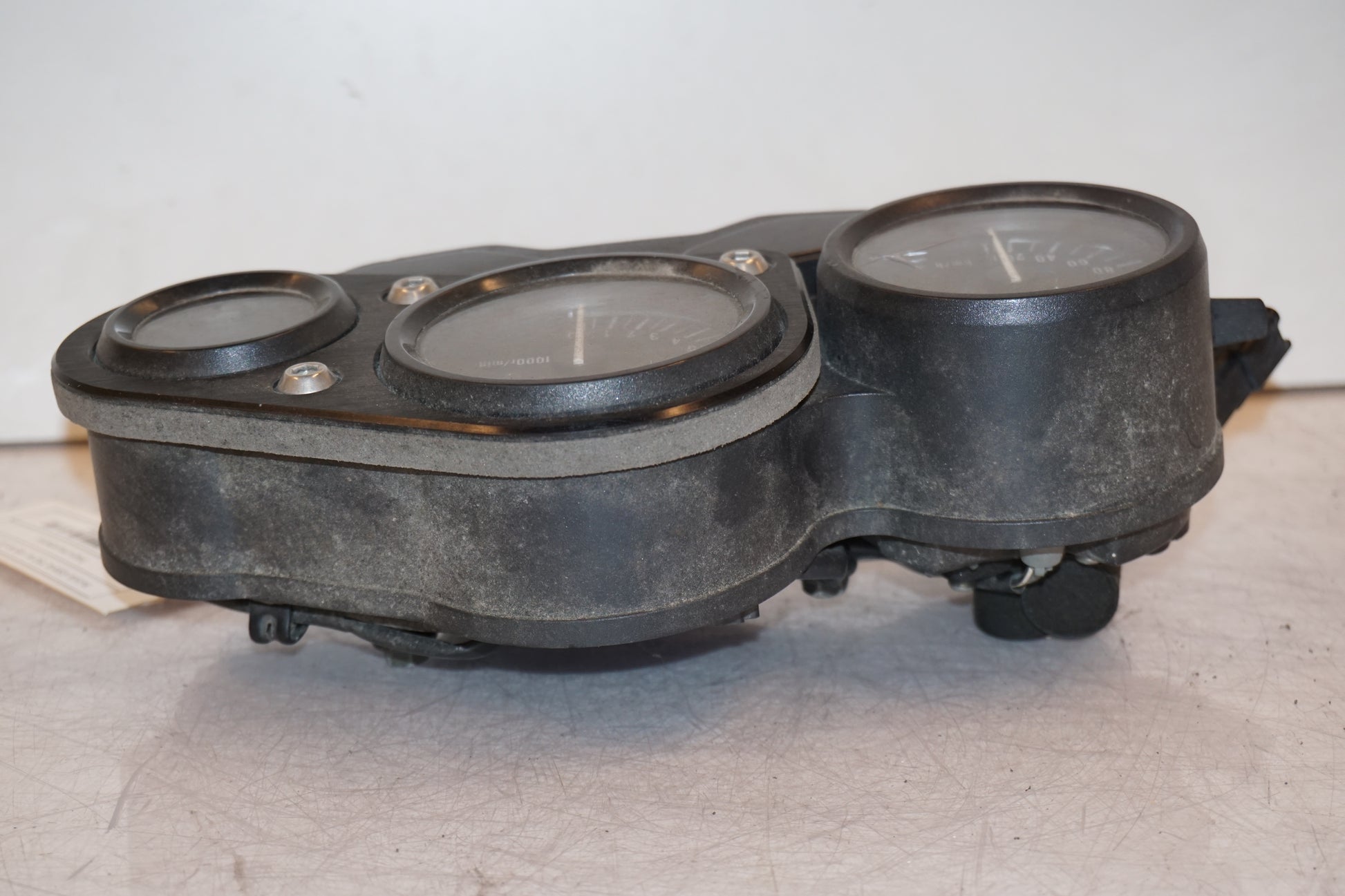 Snett uppifrån på Instrumentpanel från en Suzuki GSX-R 750 -1995 motorcykel.