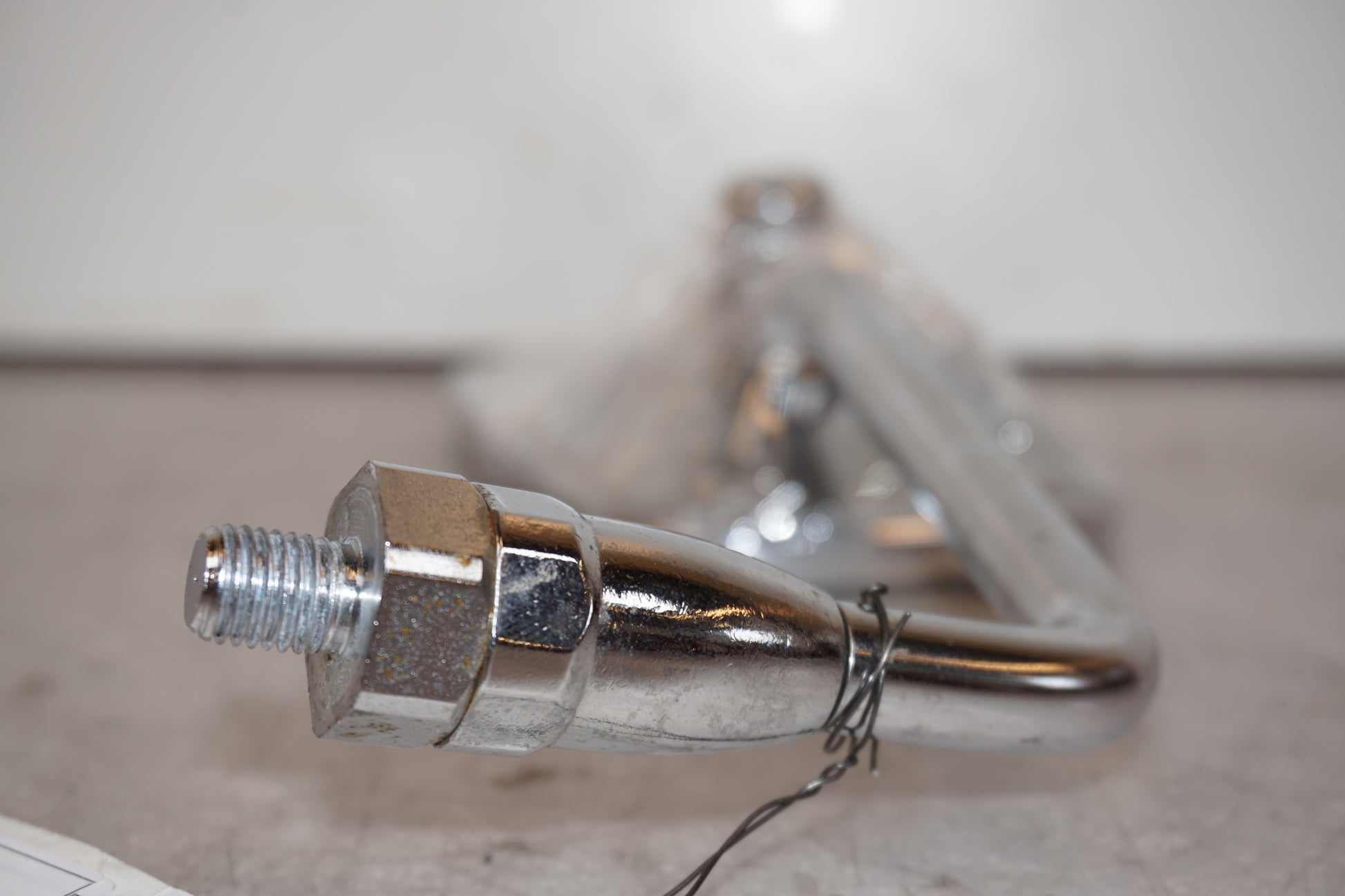 Snett uppifrån på Backspegel från en Kawasaki VN 900 -2007 motorcykel.