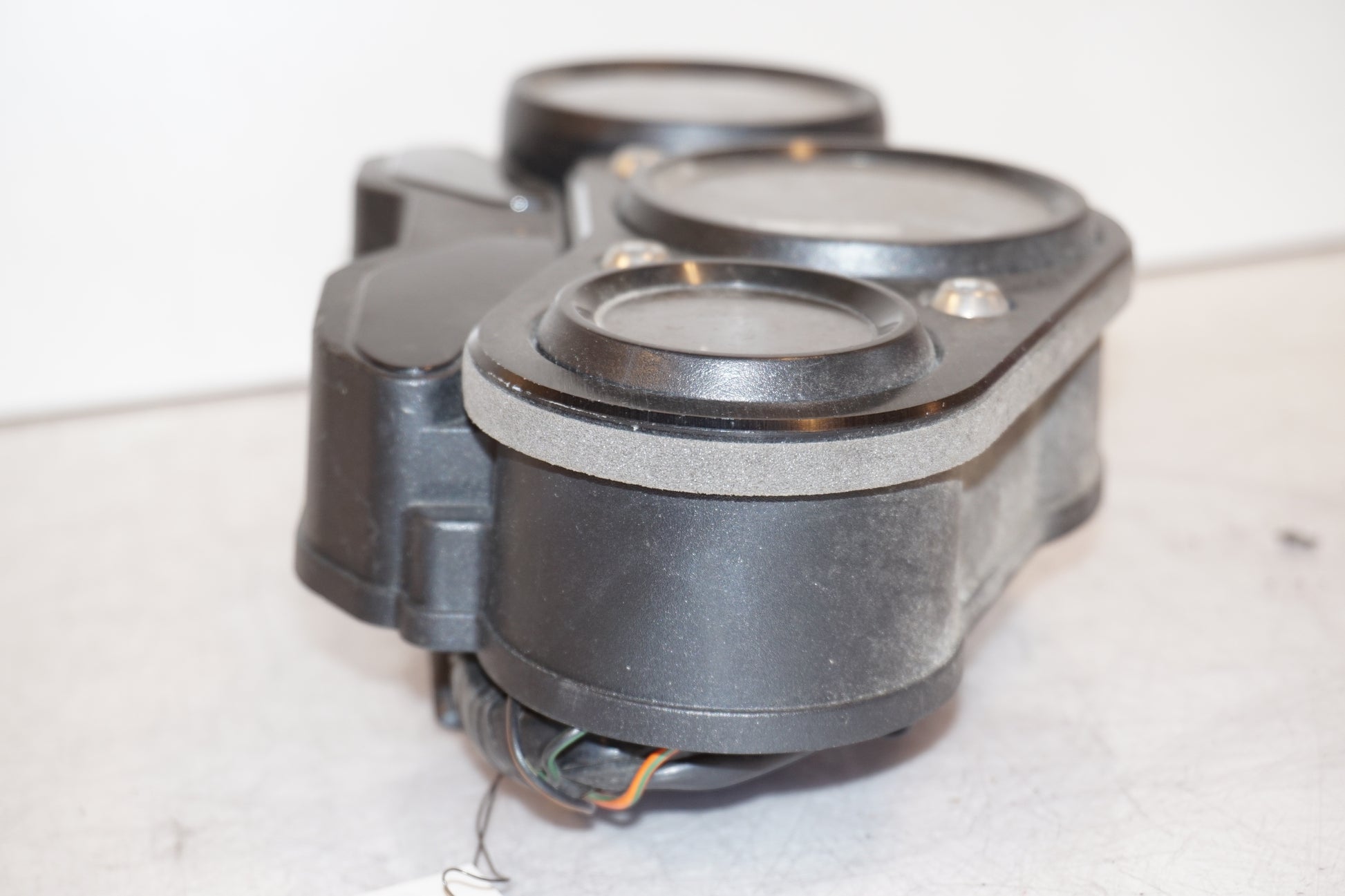 Snett nerifrån på Instrumentpanel från en Suzuki GSX-R 750 -1995 motorcykel.