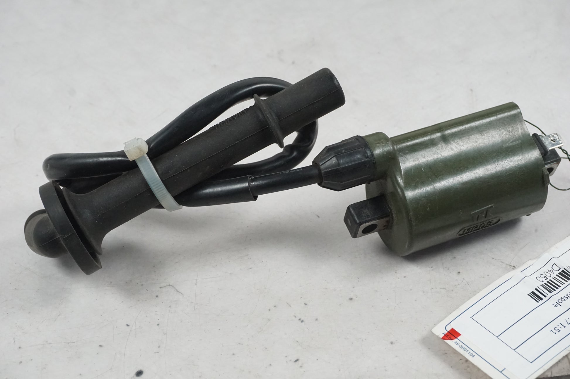 Baksidan på Tändspole från en Honda VFR 800 -1999 motorcykel.