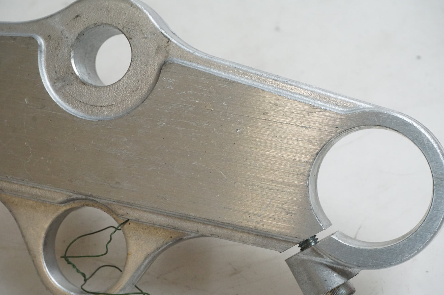 Baksidan på Gaffelkrona från en Suzuki SV 650 -2002 motorcykel.