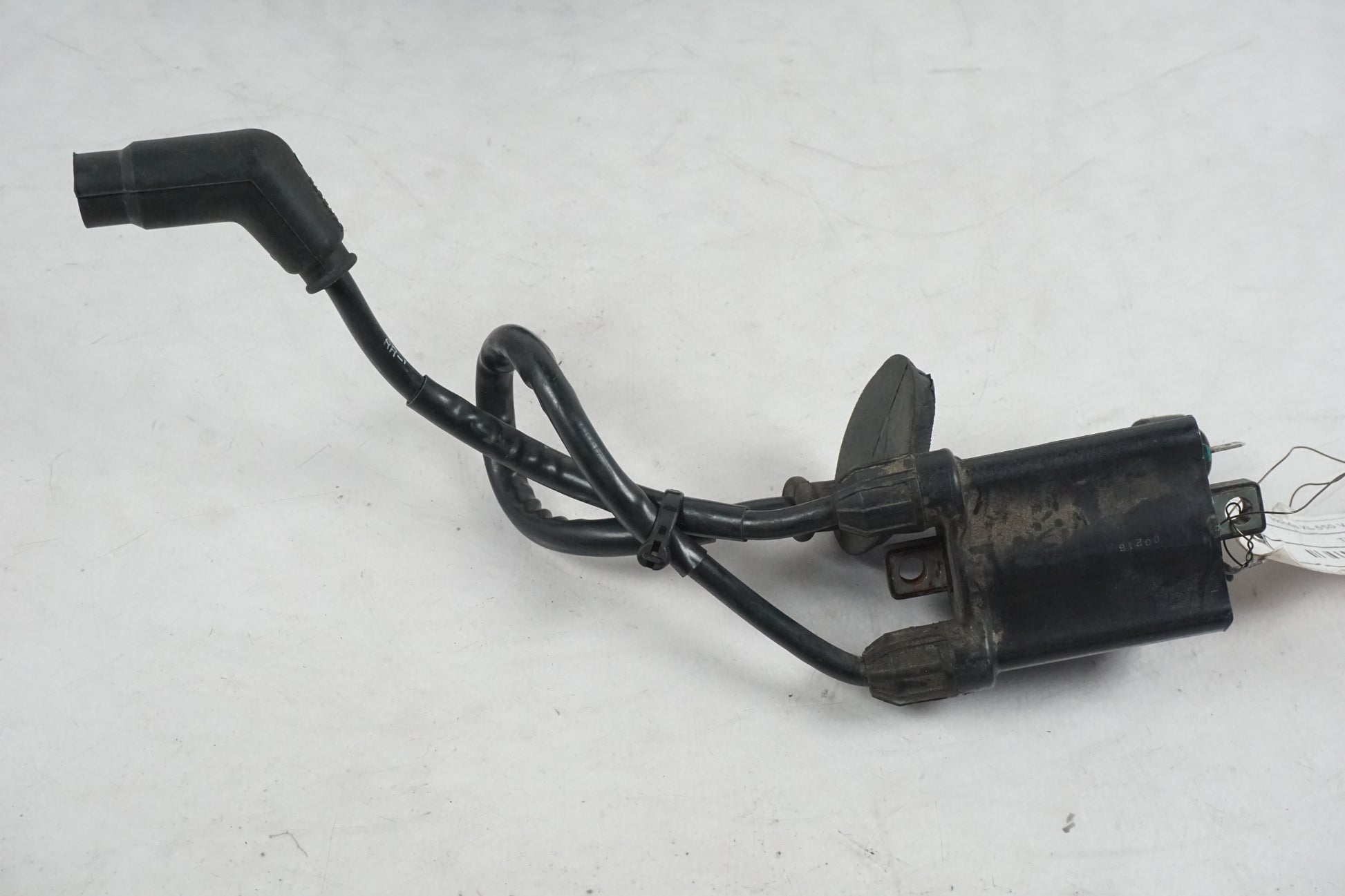 Baksidan på Tändspole från en Honda XL 650 V -2000 motorcykel.