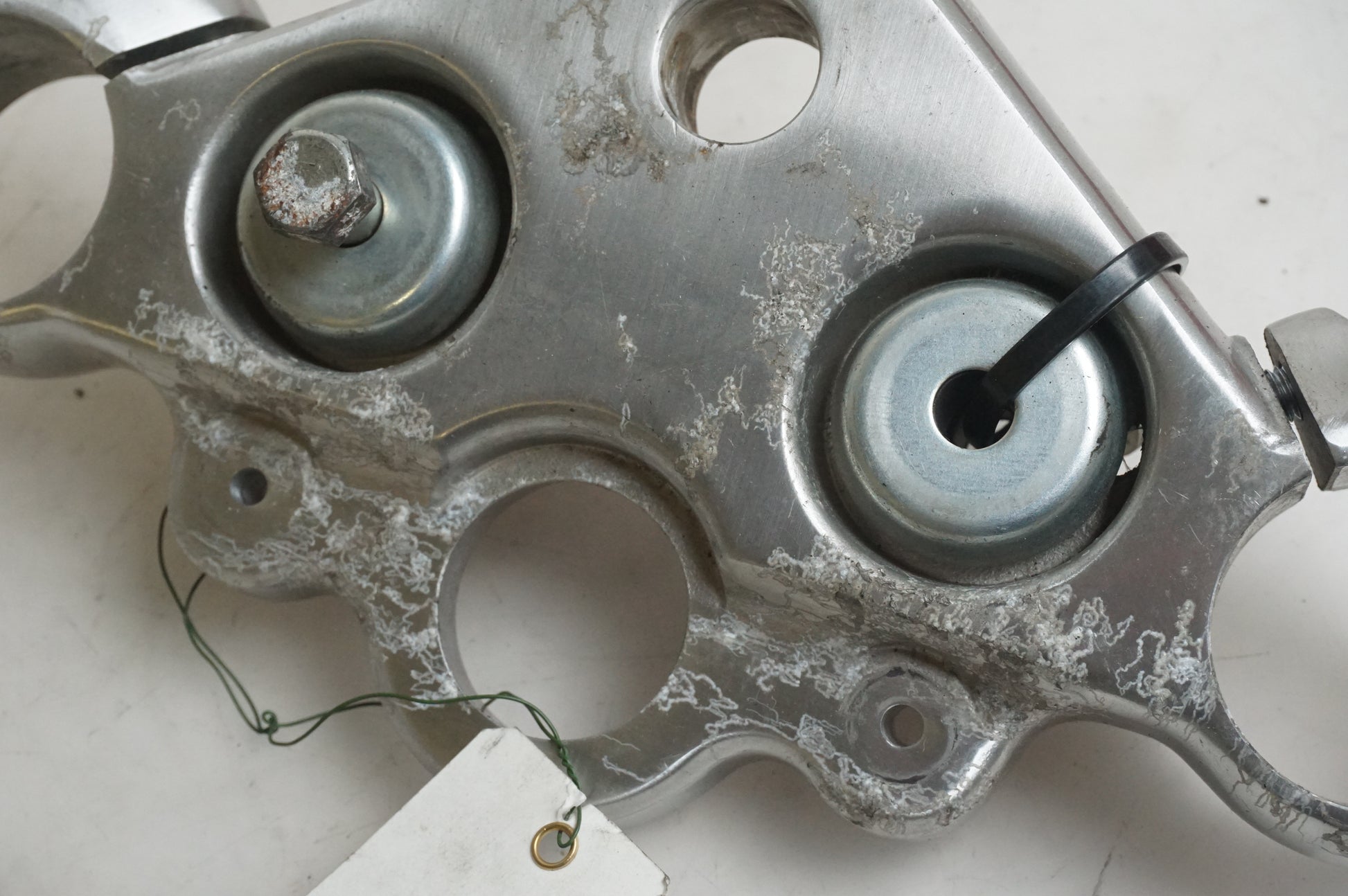 Baksidan på Gaffelkrona från en Triumph Legend TT -2001 motorcykel.