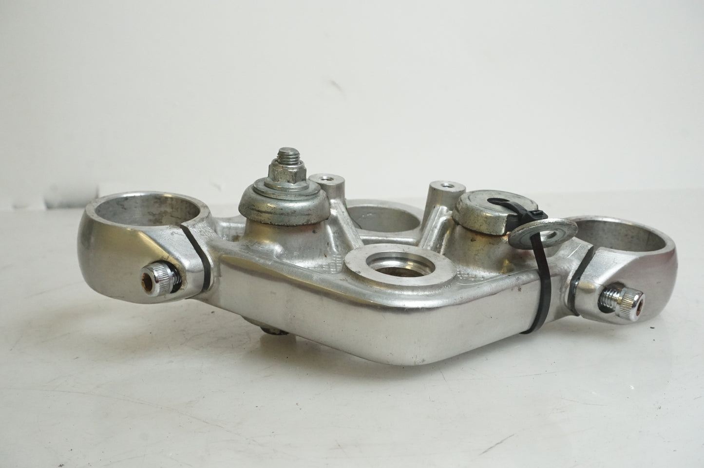 Snett uppifrån på Gaffelkrona från en Triumph Legend TT -2001 motorcykel.