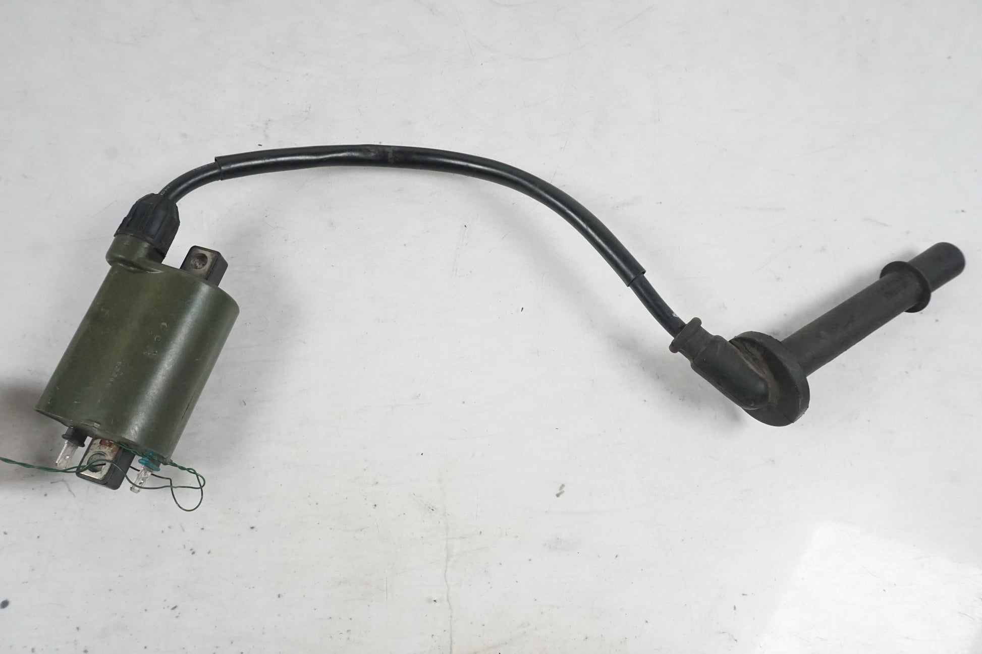 Höger sida på Tändspole från en Honda VFR 800 -2000 motorcykel.