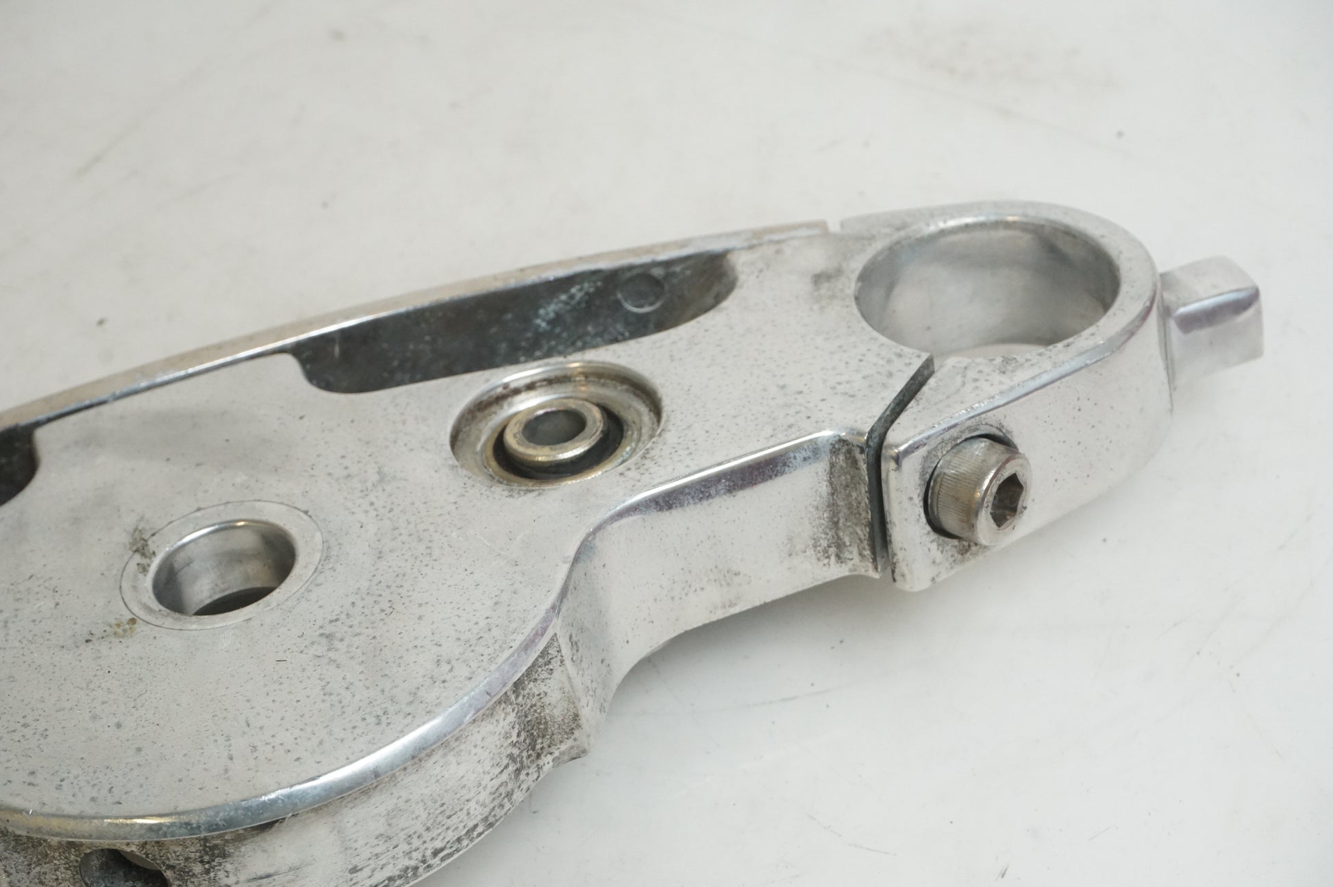 Höger sida på Gaffelkrona från en Triumph Rocket III -2011 motorcykel.