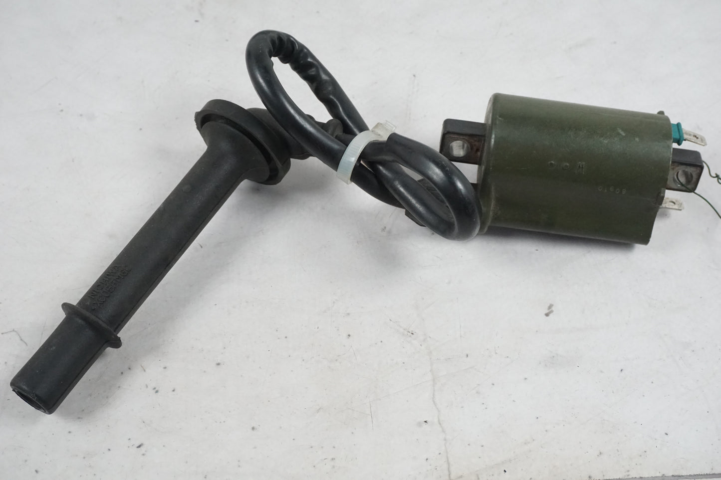 Baksidan på Tändspole från en Honda VFR 800 -1999 motorcykel.