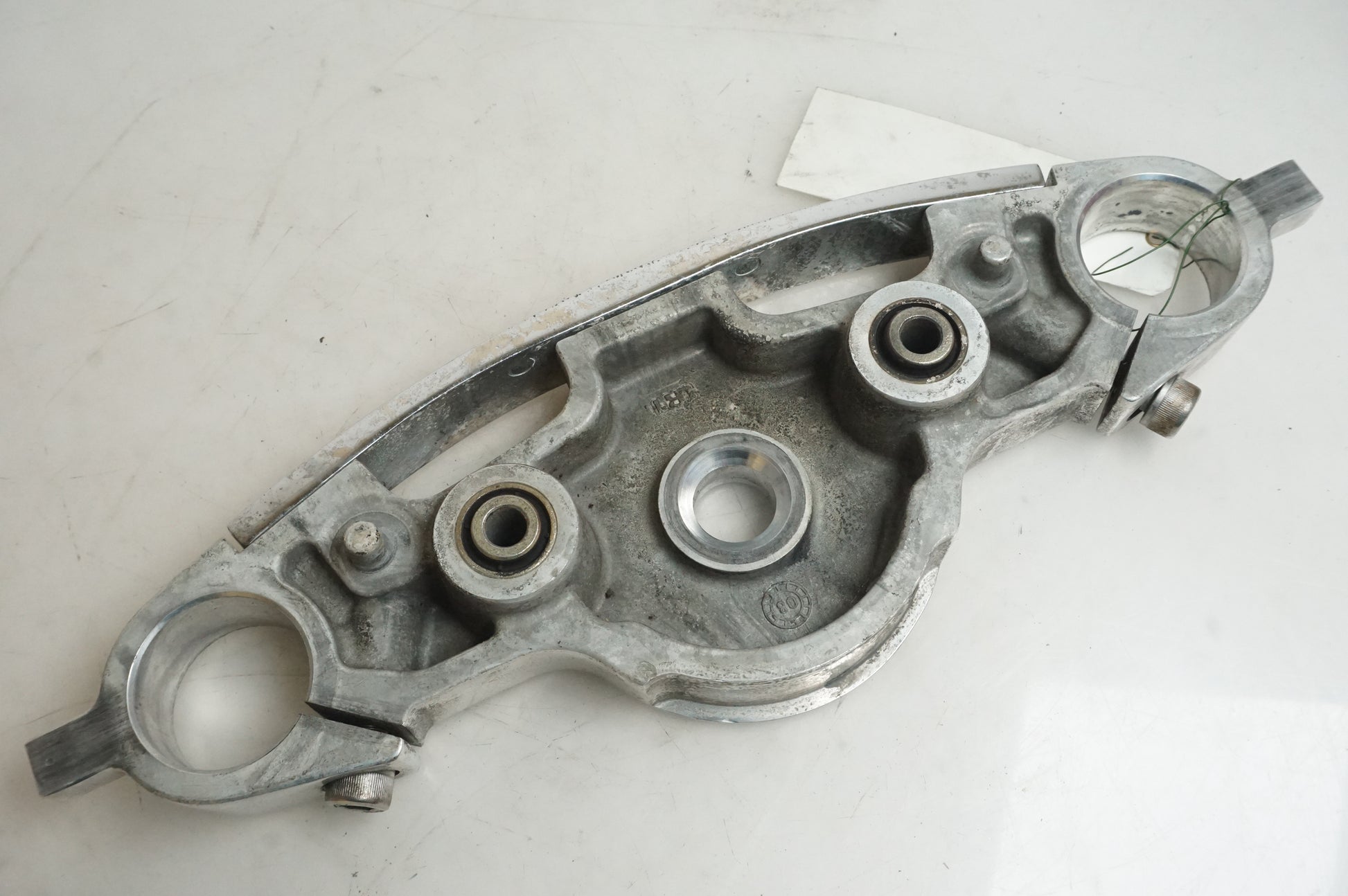 Snett uppifrån på Gaffelkrona från en Triumph Rocket III -2011 motorcykel.