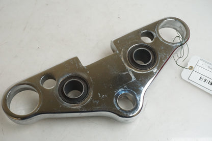 Framsidan på Gaffelkrona från en Suzuki VS 1400 -1998 motorcykel.