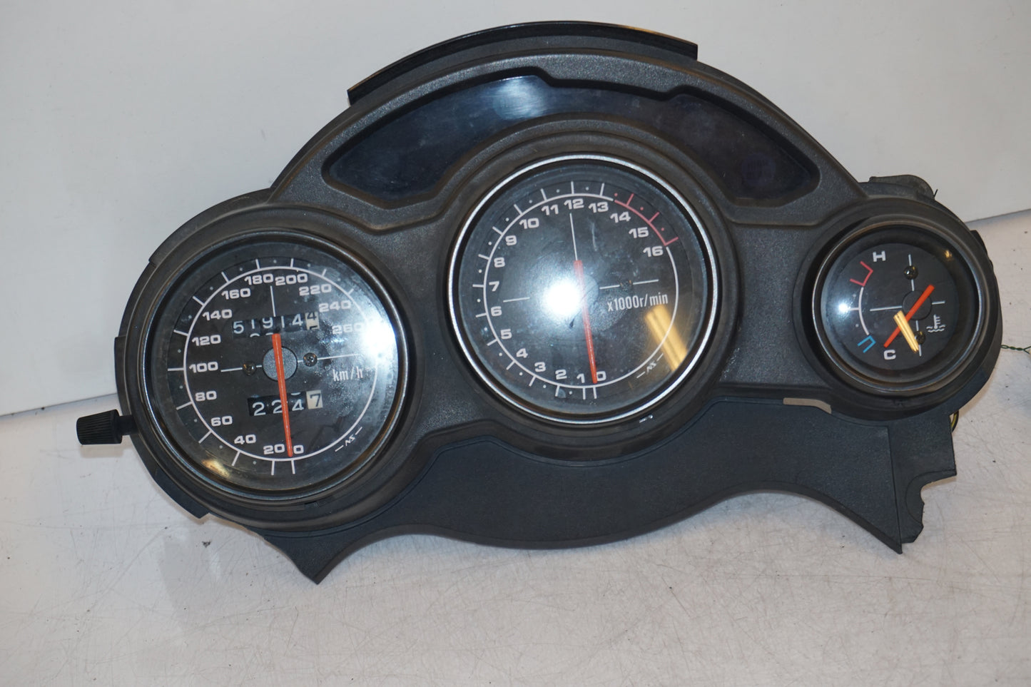 Framsidan på Instrumentpanel från en Suzuki RF 600 R -1993 motorcykel.